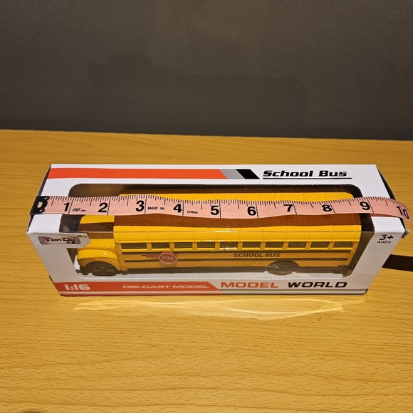Die-Cast World Model School Bus Toy - Picture 5 of 8